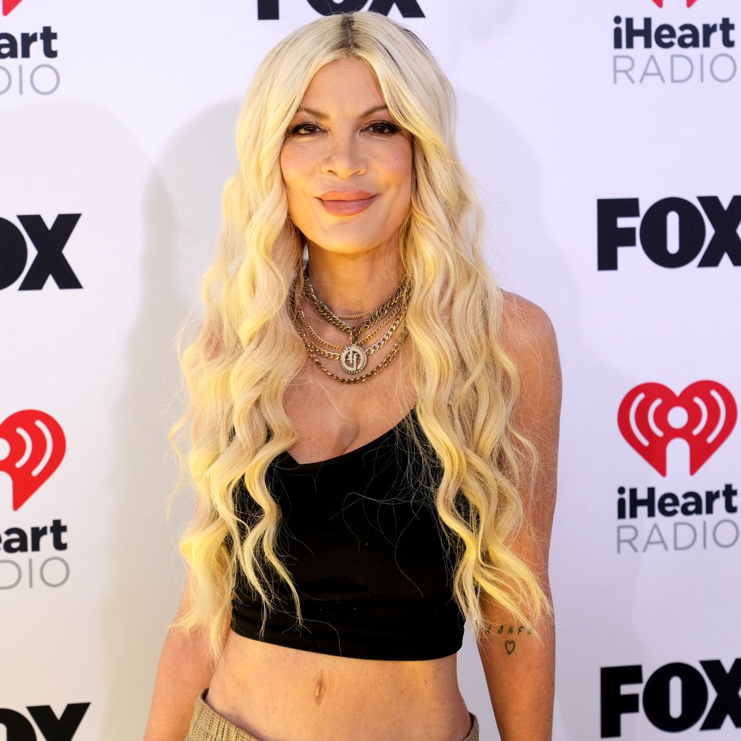 Tori Spelling debuts dramatic new look in latest red carpet outing