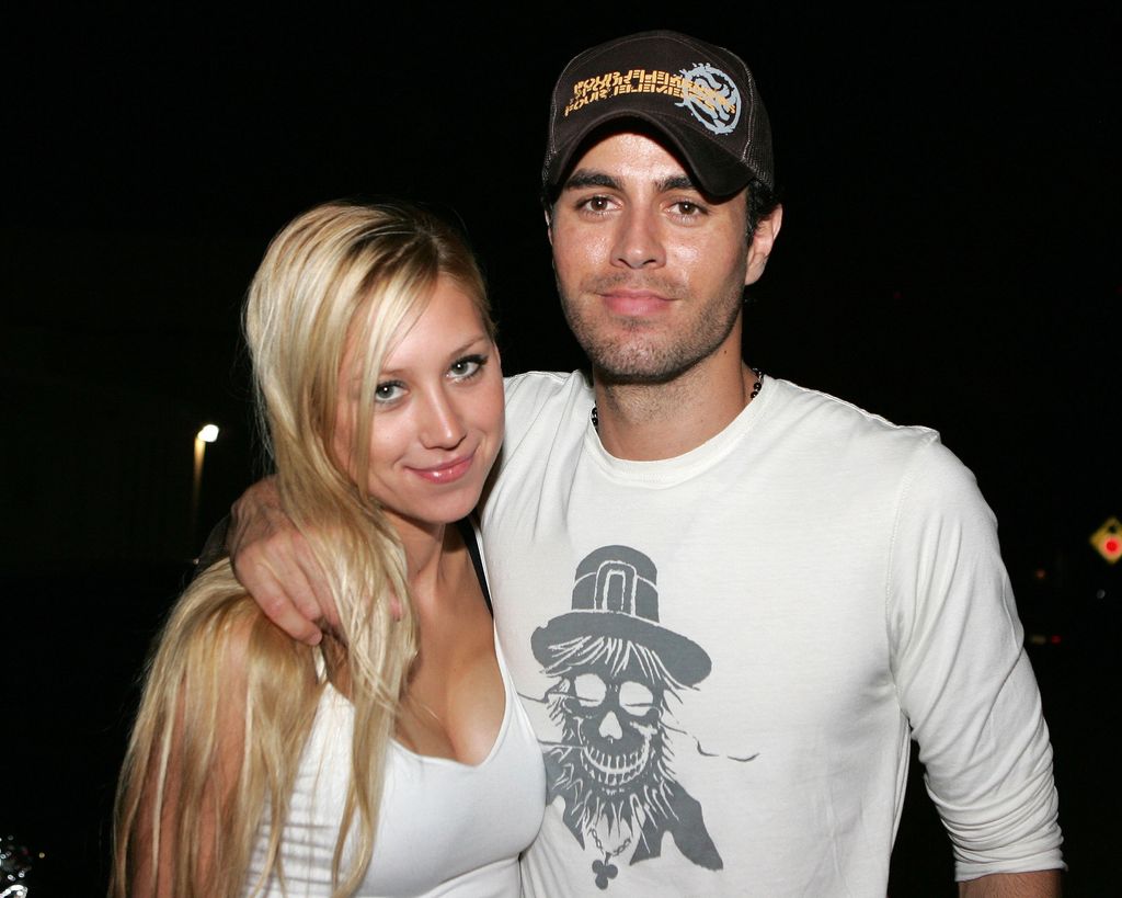Tennis player Anna Kournikova and singer Enrique Iglesias leave Big Pink restaurant during the early morning hours on June 16, 2006 in Miami, Florida.